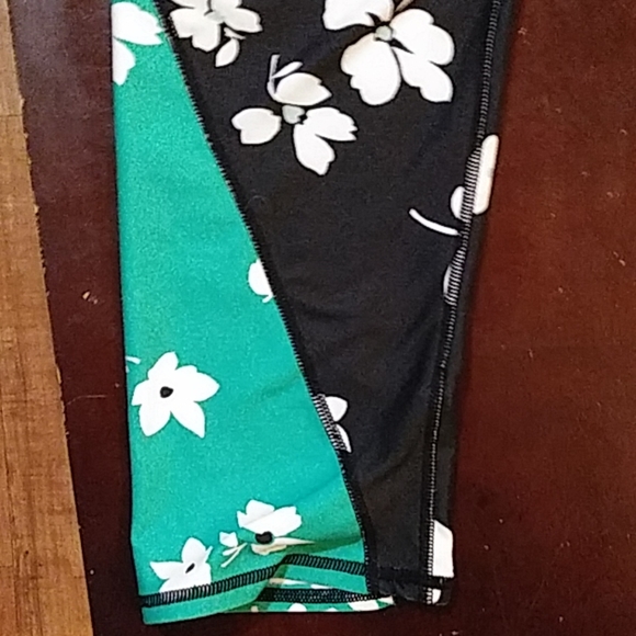 New Fabletic Capri workout leggings - Picture 2 of 3